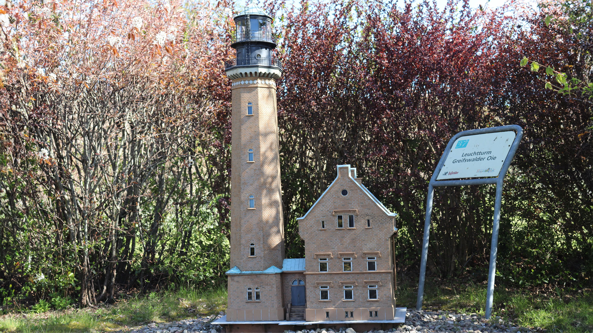 Der Leuchtturm in Greifswald als Miniatur im Rügen Park