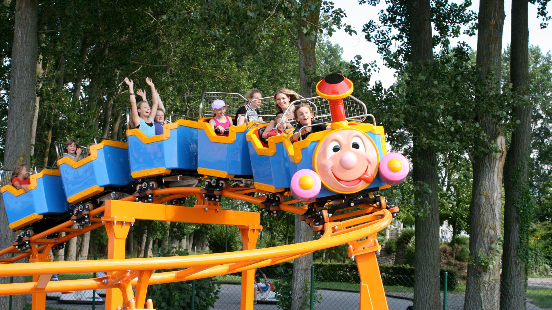 Bunte Achterbahn im Rügenpark mit Kindern drauf
