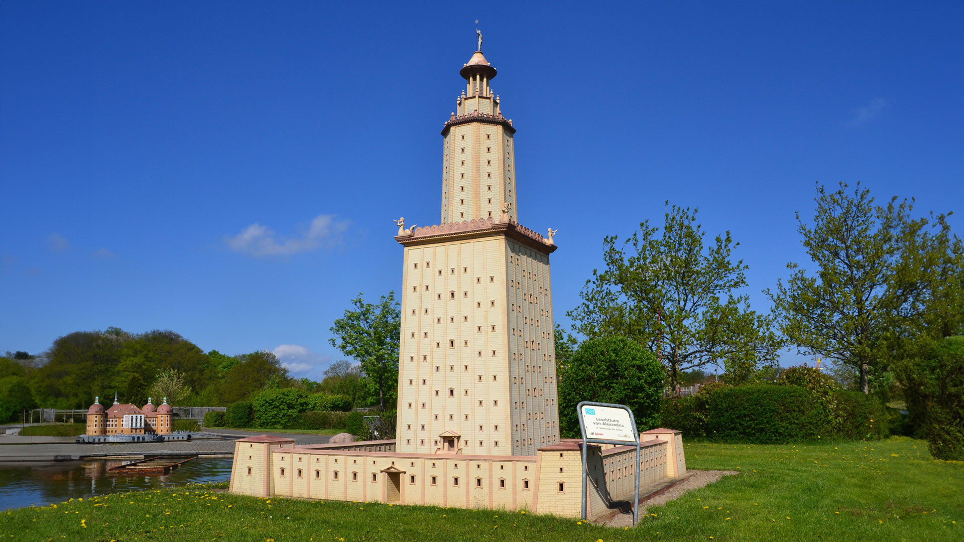 Der Leuchtturm Alexandria als Miniatur im Rügen Park